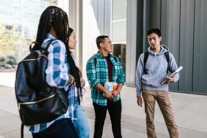 Ide Bisnis Unik Mahasiswa untuk Tambah Uang Saku dan Pengalaman